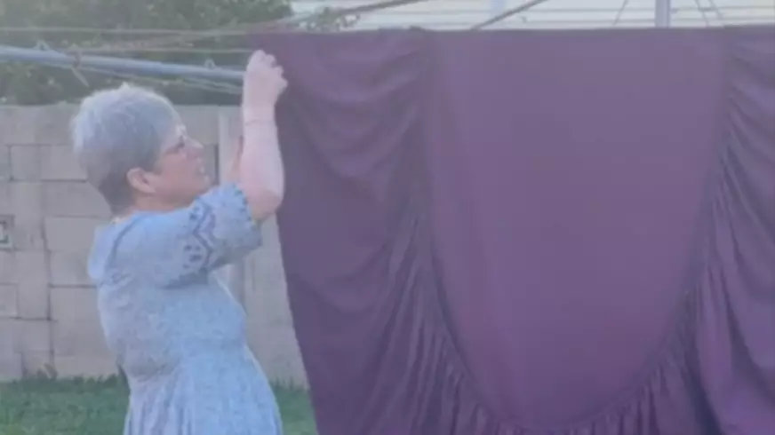 Aussie Grandma Has Perfect Method Of Folding Fitted Sheet With Hills Hoist
