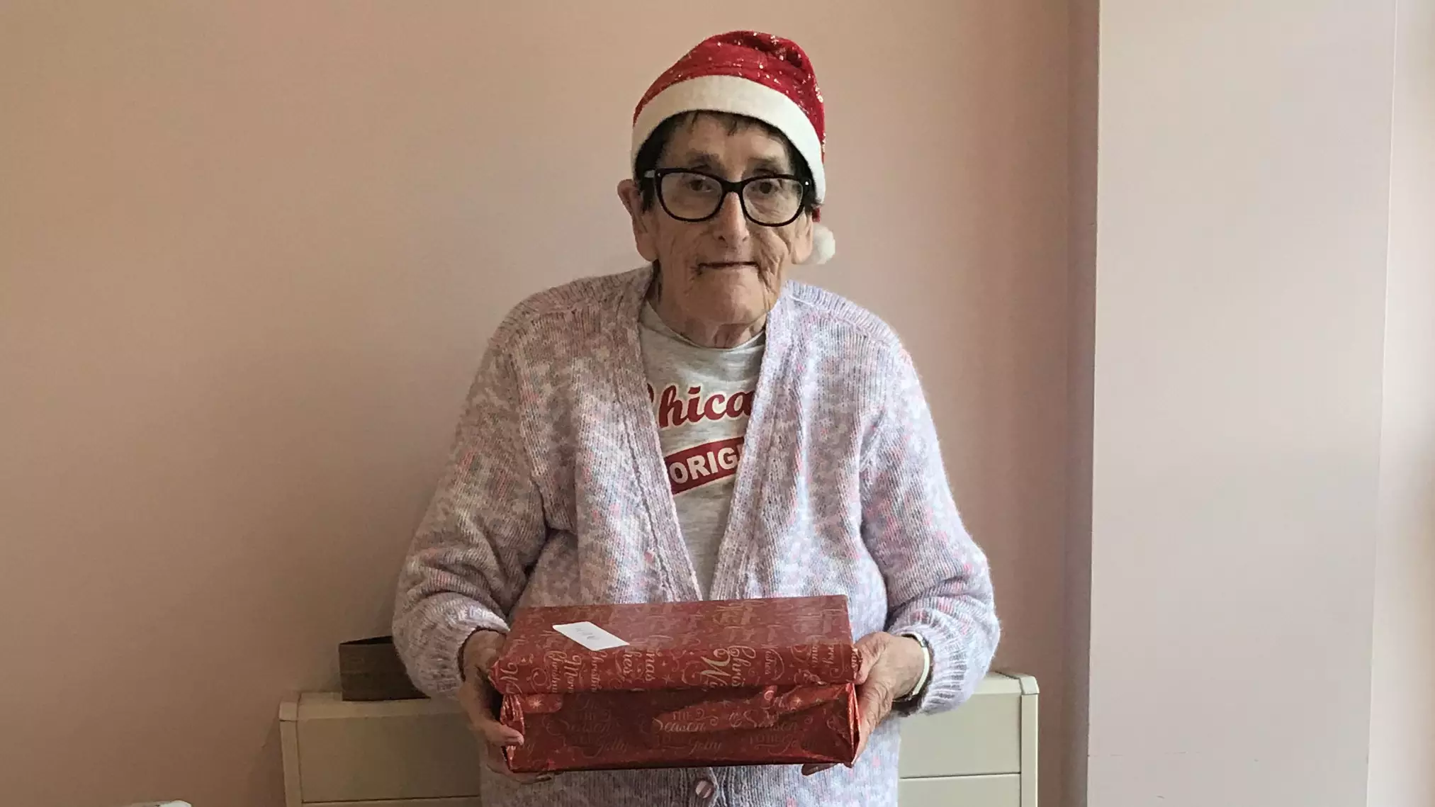 Grandma Who Spends All Year Making 500 Presents For The Needy Is The Real Life Mrs Claus
