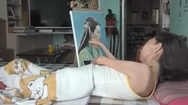 Paralysed Woman Bed-Bound For 32 Years Becomes Amazing Artist