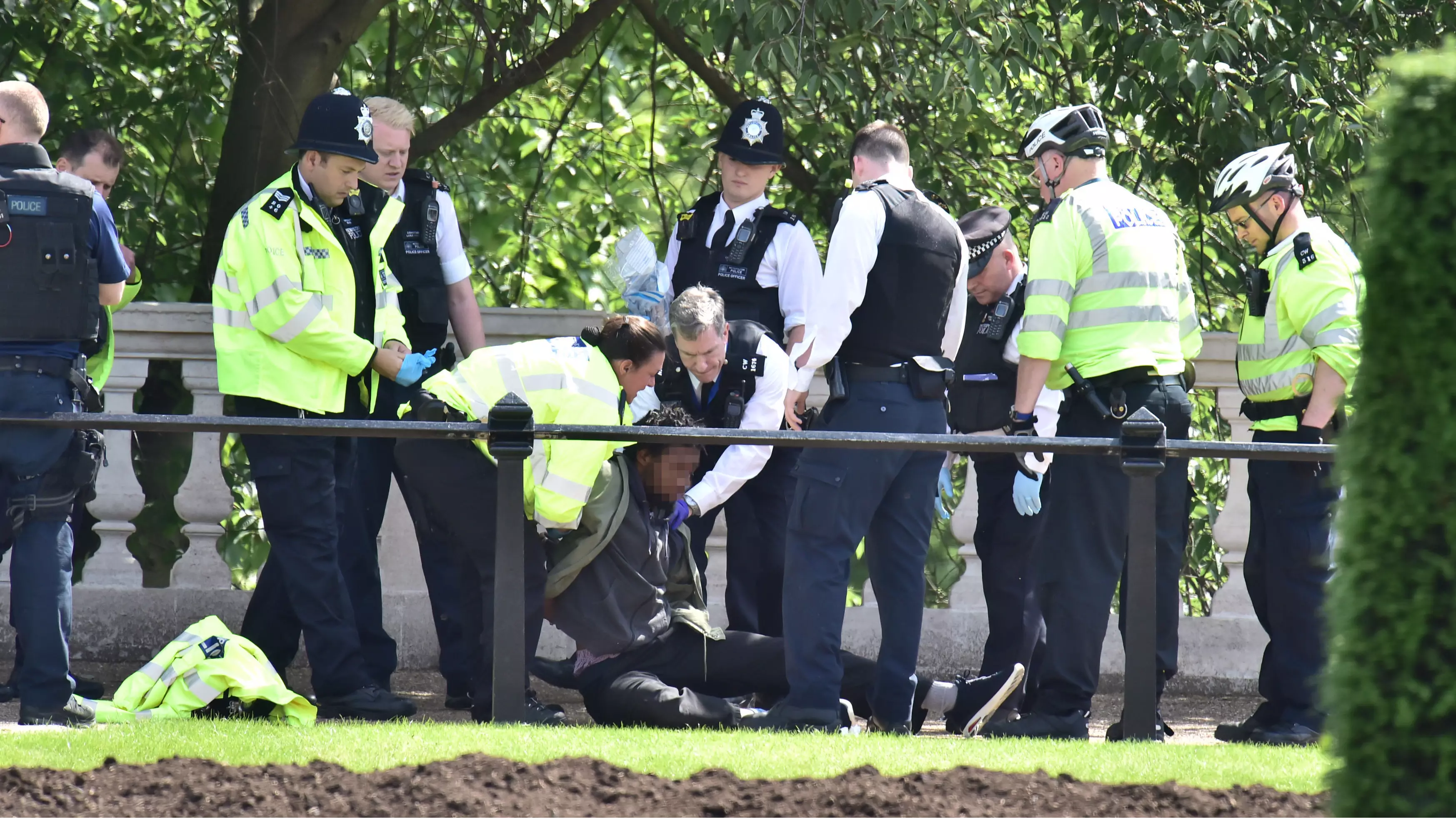 Knife-Wielding Man Arrested Near Buckingham Palace