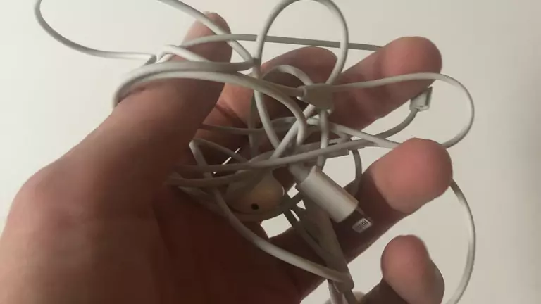 Scientists Work Out Why Earphones Always Get Tangled