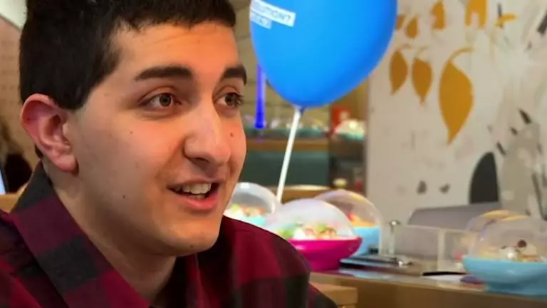 Man Living With Autism Uses Prompt Cards On First Date On 'The Undateables'