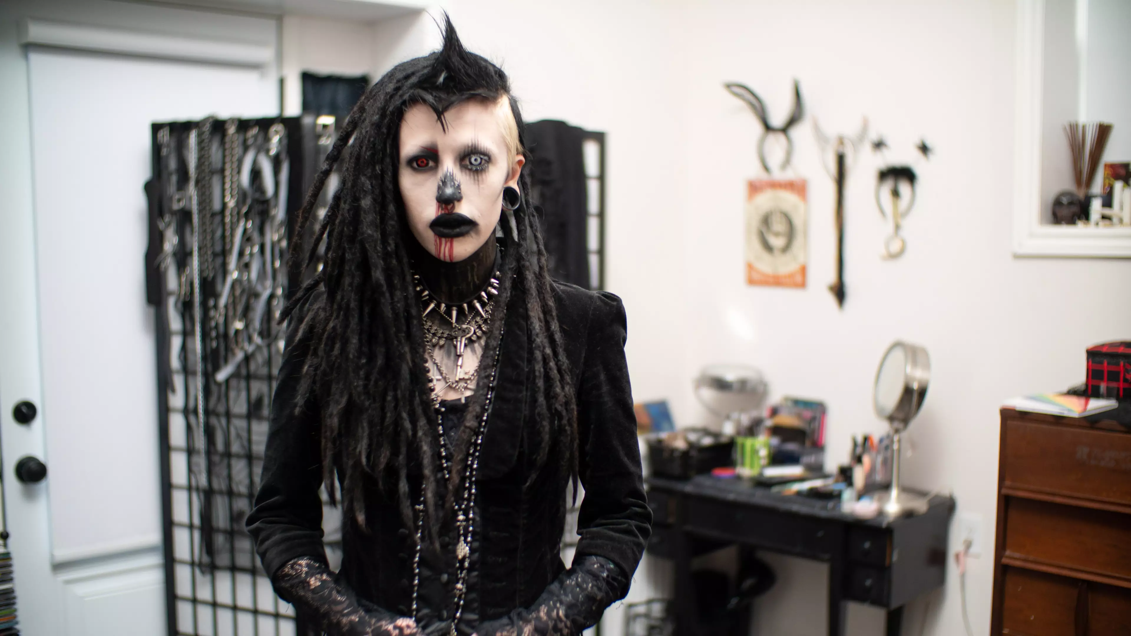 Vampire Goth Surprises Boyfriend With 'Instagram Model' Transformation 