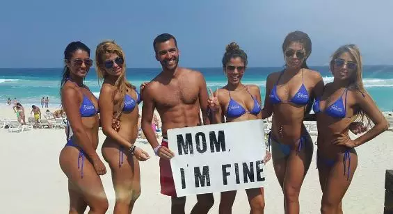 Lad Drops Everything To Travel The World, Assures Mother He's Safe With 'Mom, I'm Fine' Sign 