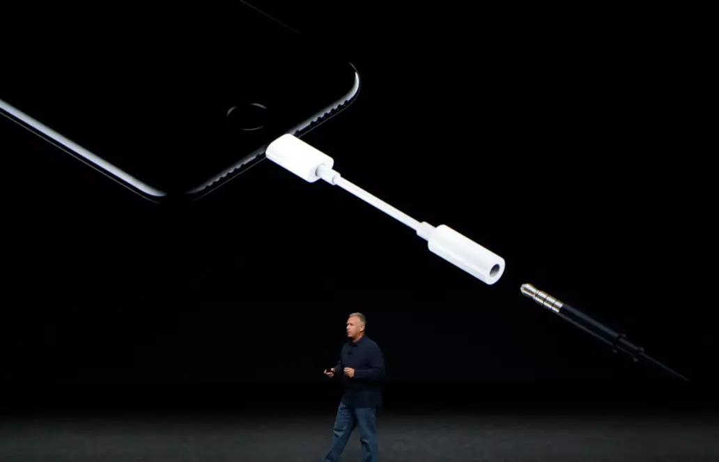 Apple Could Be Ditching the Lightning Port And Ruining Our Lives