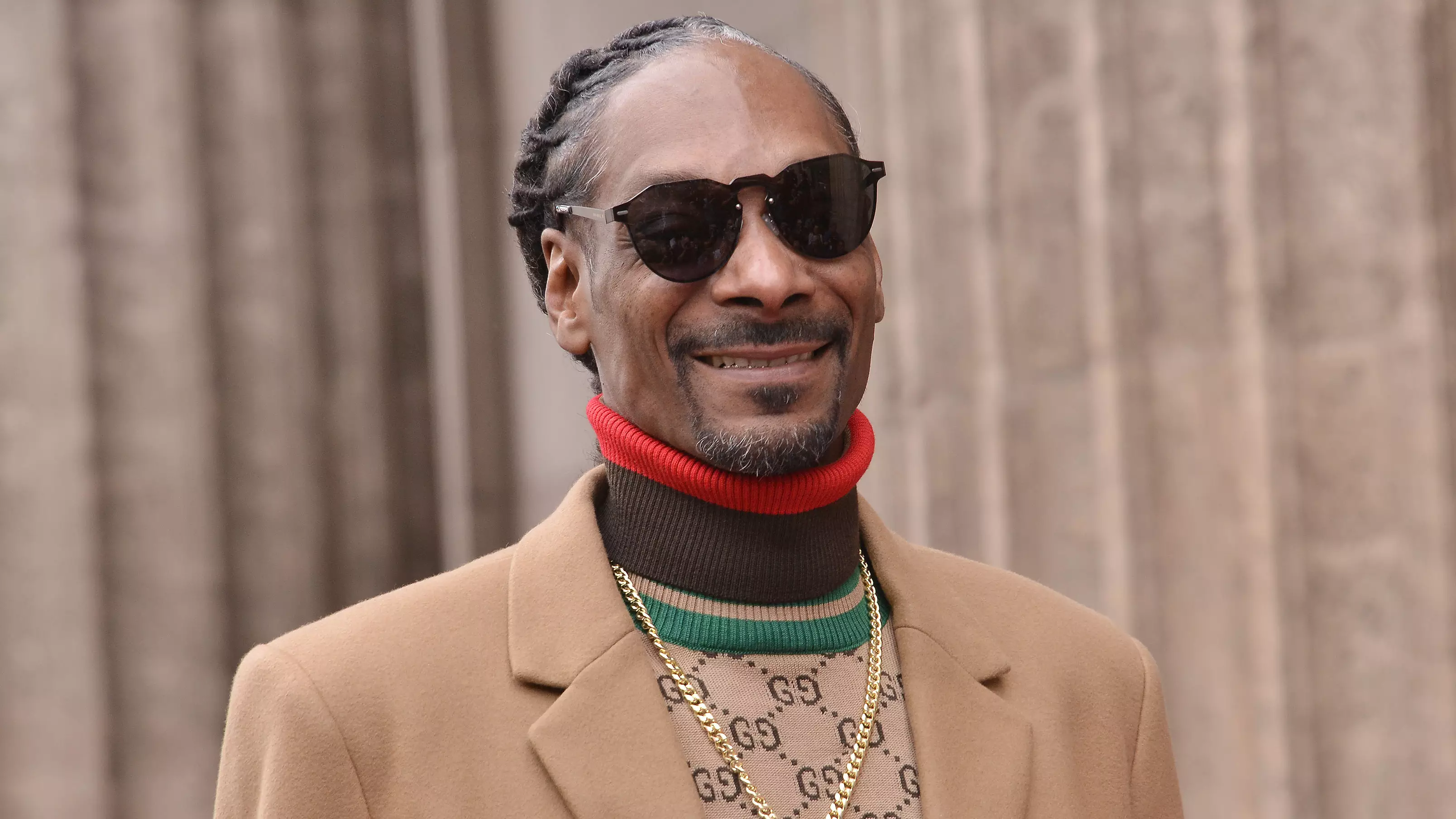 Snoop Dogg Offers To Commentate Boxing Bout Between Floyd Mayweather And Logan Paul