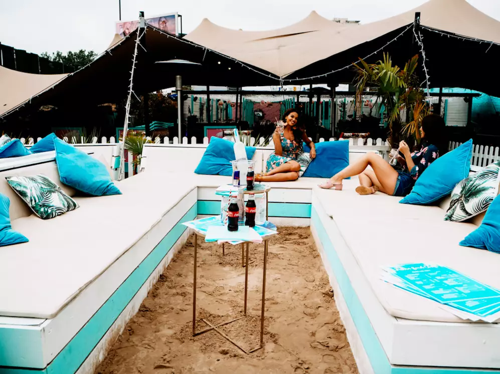 Enjoy a relaxed afternoon with your friends at Fulham Beach (
