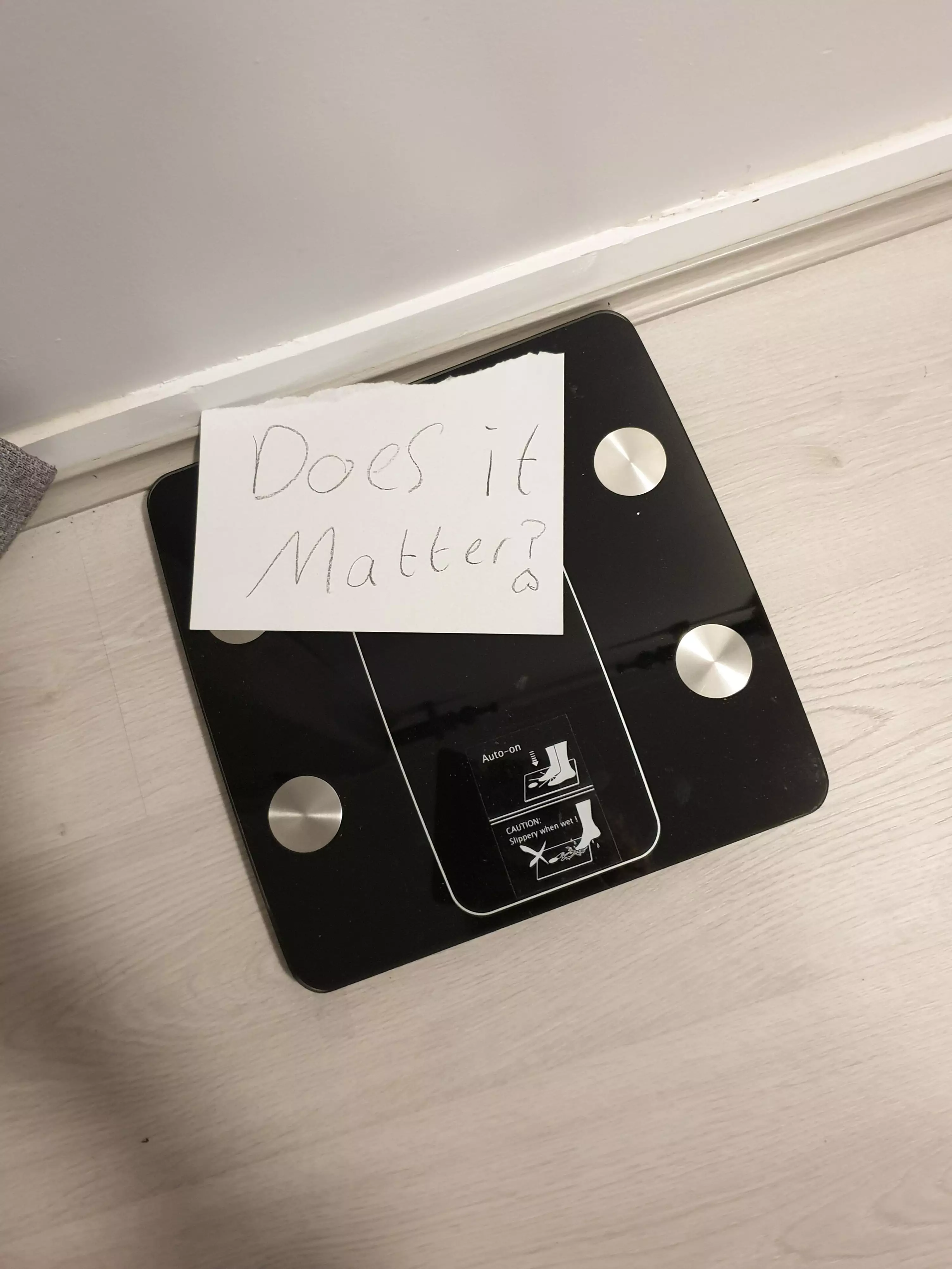 Kelly's 12-year-old son Jack left her a note on the scale.