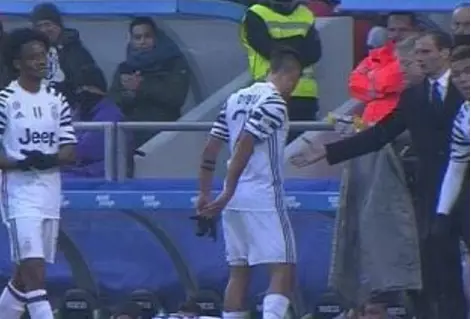 WATCH: Juventus' Paulo Dybala Refuses To Shake Max Allegri's Hand