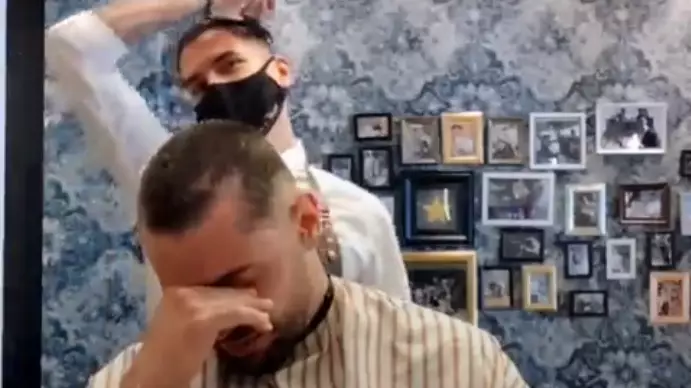 Barber Shaves Off Own Hair In Solidarity With Cancer Patient