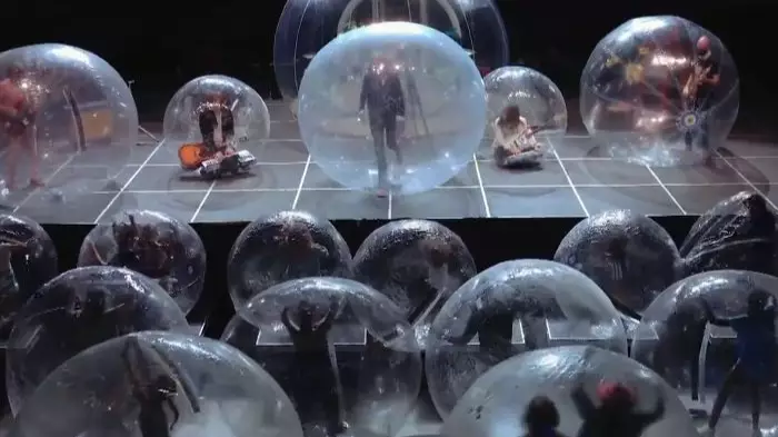 The Flaming Lips Perform Live With Band And Audience Inside Giant Bubbles