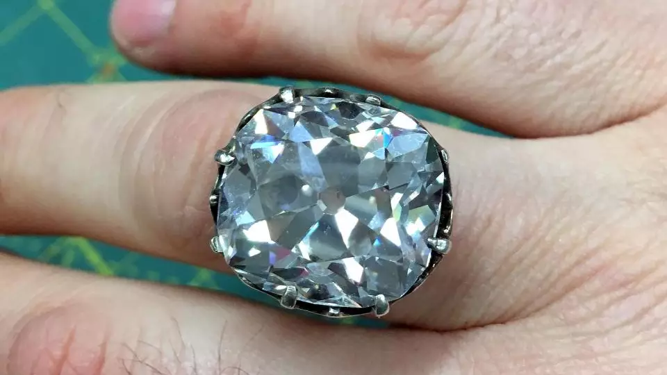 Woman Who Buys Ring For £10 Finds Out It's Worth £740K