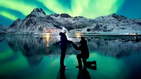 Guy Takes Breathtaking Proposal Picture In Front Of Northern Lights