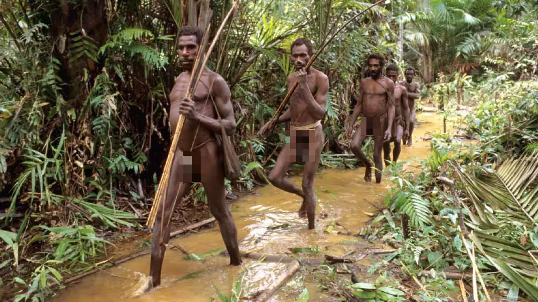 ​New Photos Emerge Of A Cannibal Tribe In Indonesia That Has No Idea The Rest Of The World Exists
