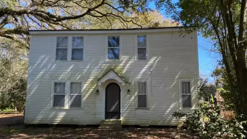 Ghost Hunters 'Run Away' From Spooky House That Owners Are Giving Away For Free