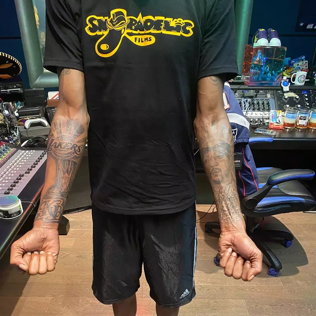 Snoop Dogg shows off his new ink.