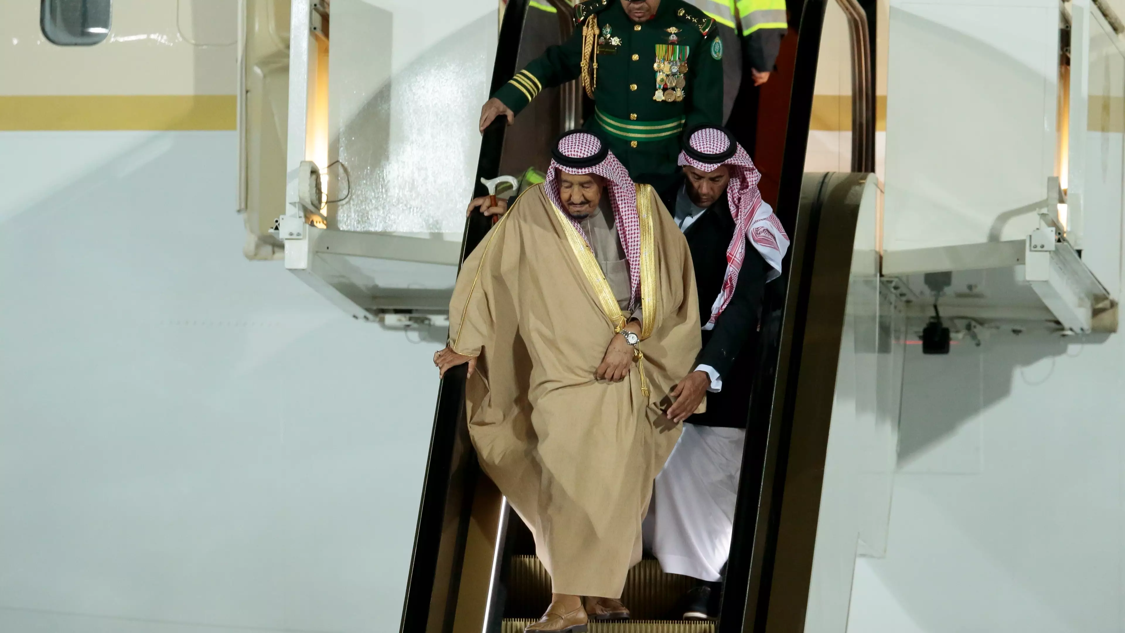 Saudi King Salman’s Golden Escalator Awkwardly Breaks In Russia 