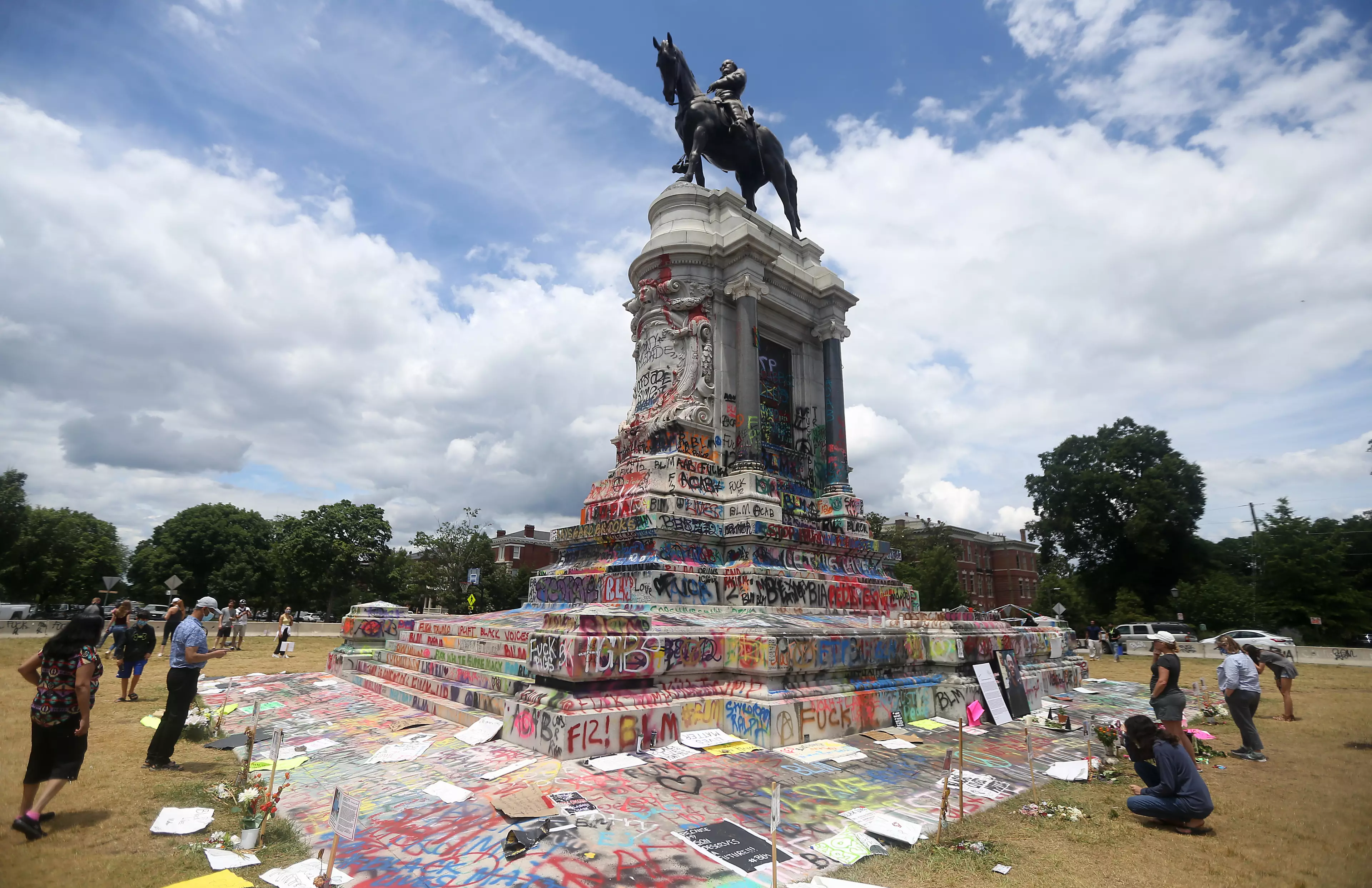 Vandalised Robert E. Lee statue in Virginia.
