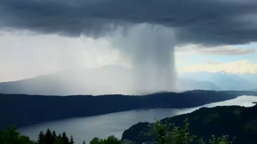 Incredible Timelapse Shows Storm Cloud Dumping Tonnes Of Water In Lake