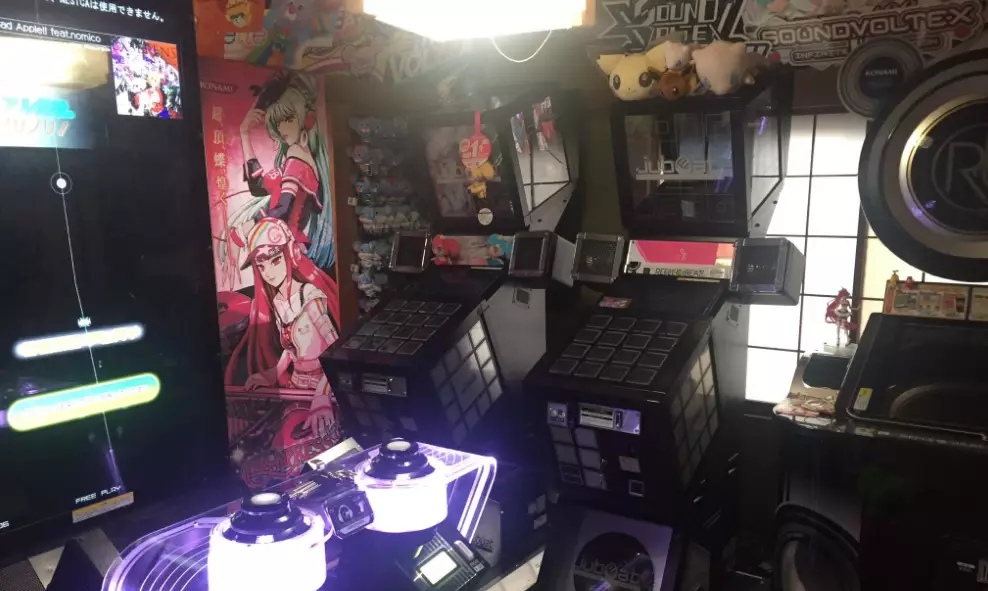 Japanese Lad Must Be Coining It In 'Cause He's Built An Arcade In His Room