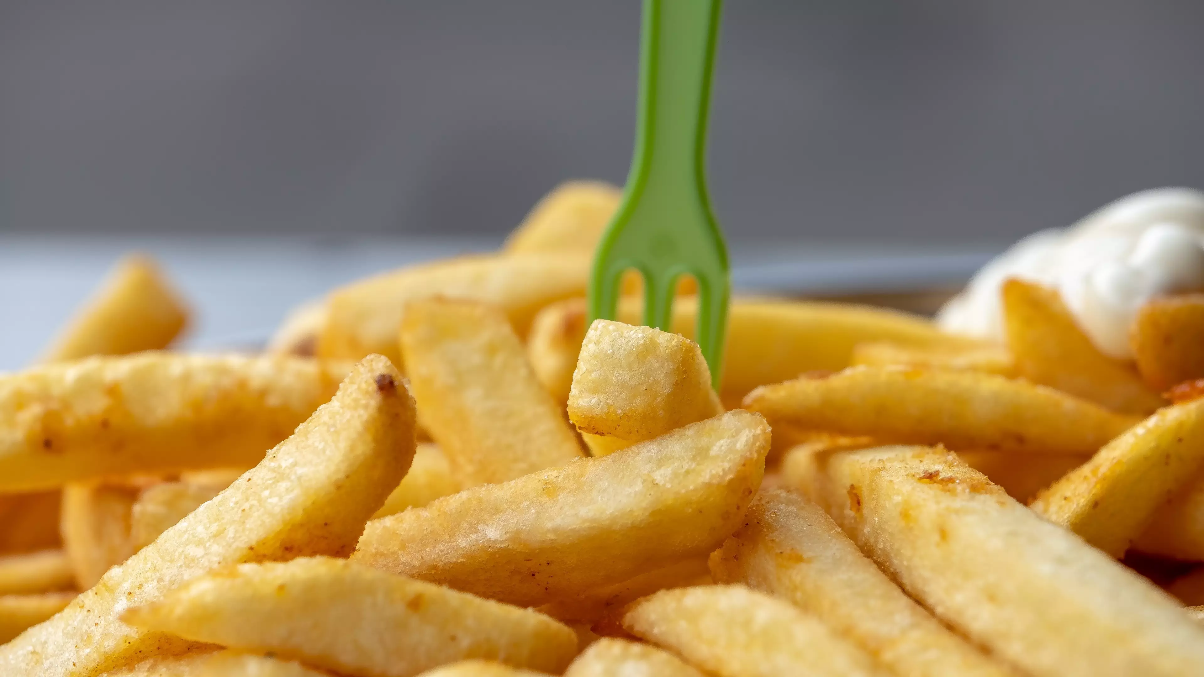 Twitter Users In Furious Debate Over Whether To Put Salt Or Vinegar On Chips First