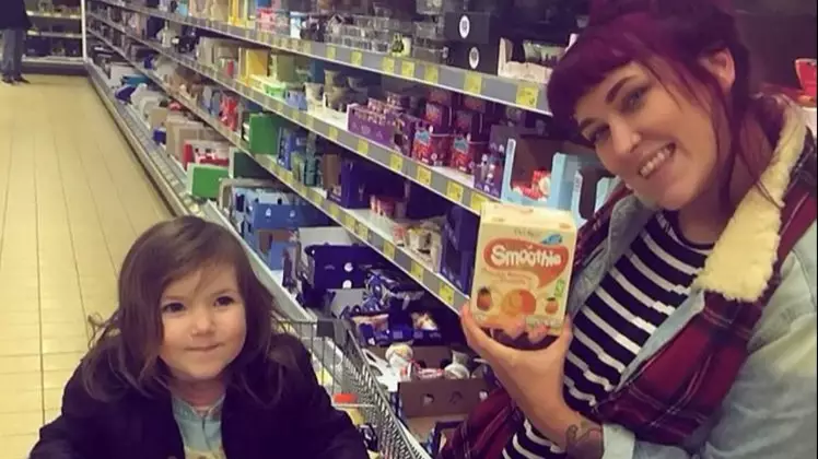 ​Mum Gets Free Food Shop After Complaining, But Gives It All To Food Bank