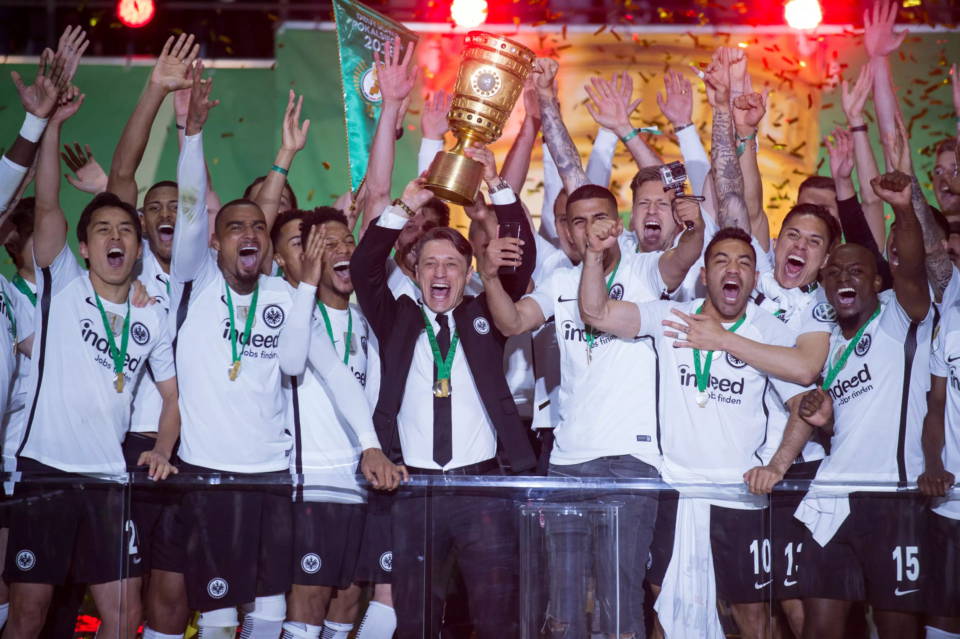 Kovac lifting the DFB-Pokal in 2018 after beating Bayern Munich 3-1. (Image