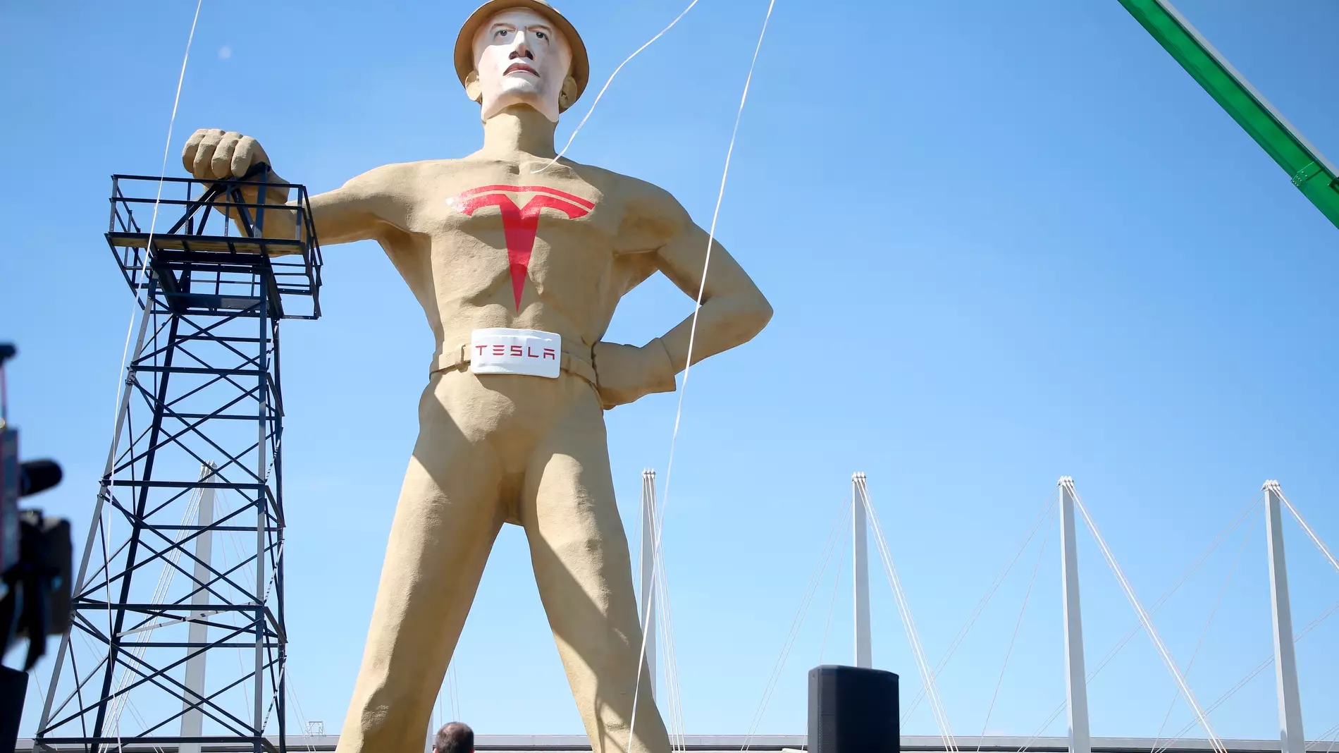 Tulsa Mayor Unveils 75-Foot Tesla Statue In Honour Of Elon Musk