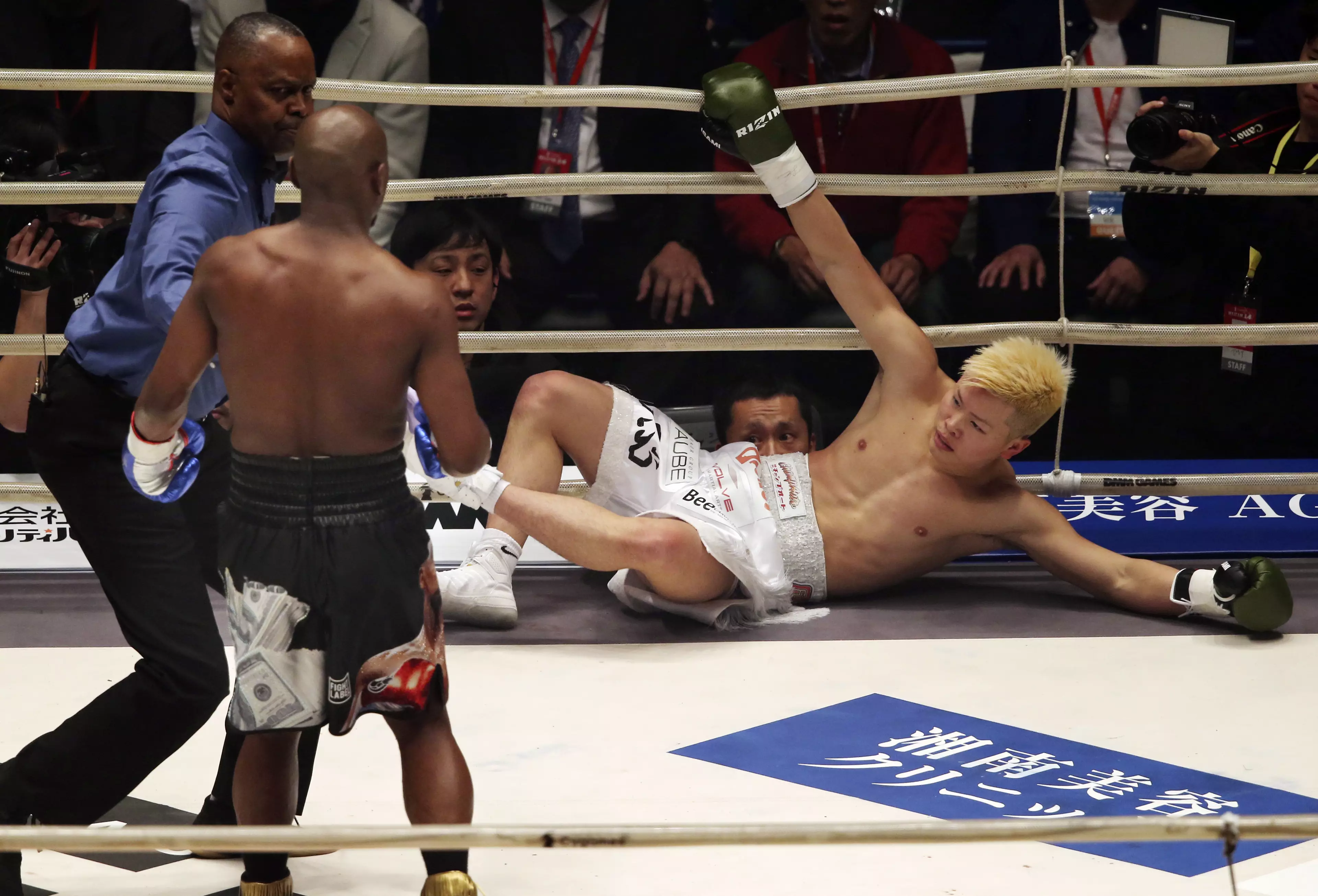 Tenshin Nasukawa was knocked out by Floyd Mayweather.