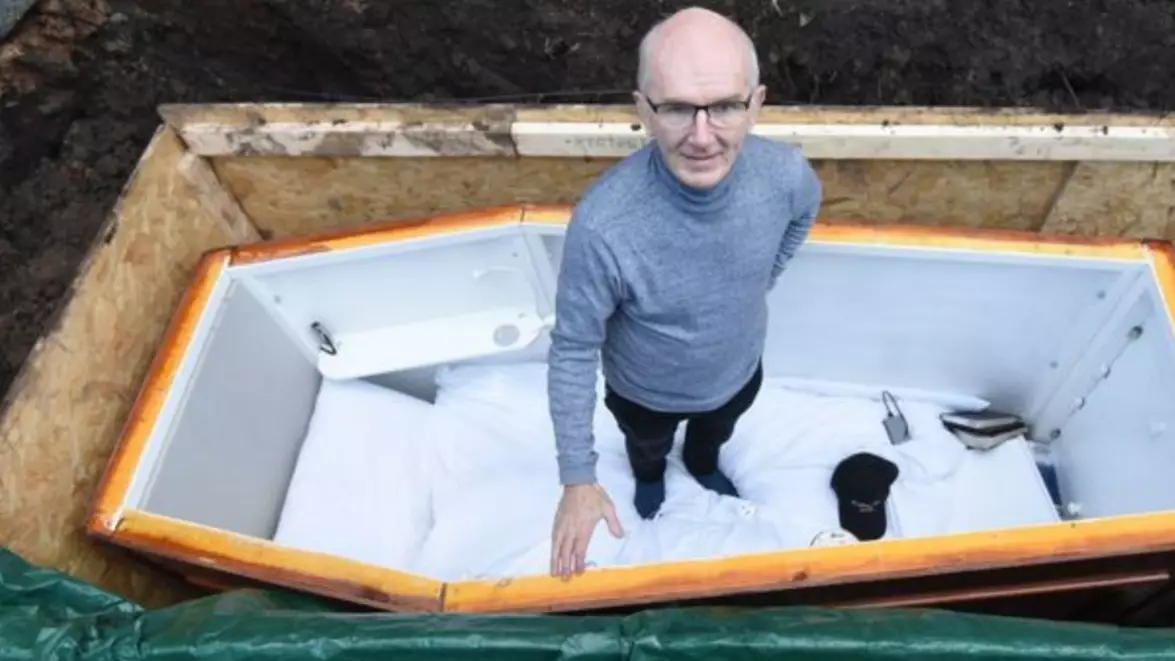 This Man Is Being Buried Alive To Bring Hope To People