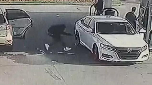 Thieves Pull Off Incredibly Sneaky Car Theft Right Under Victim’s Nose