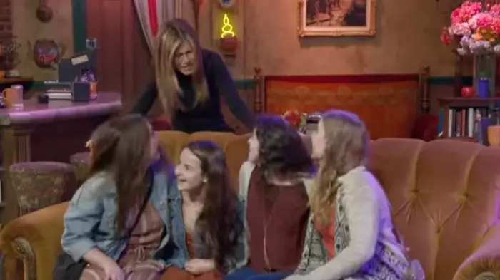 Jennifer Aniston Scared A Bunch Of Friends Fans At Central Perk