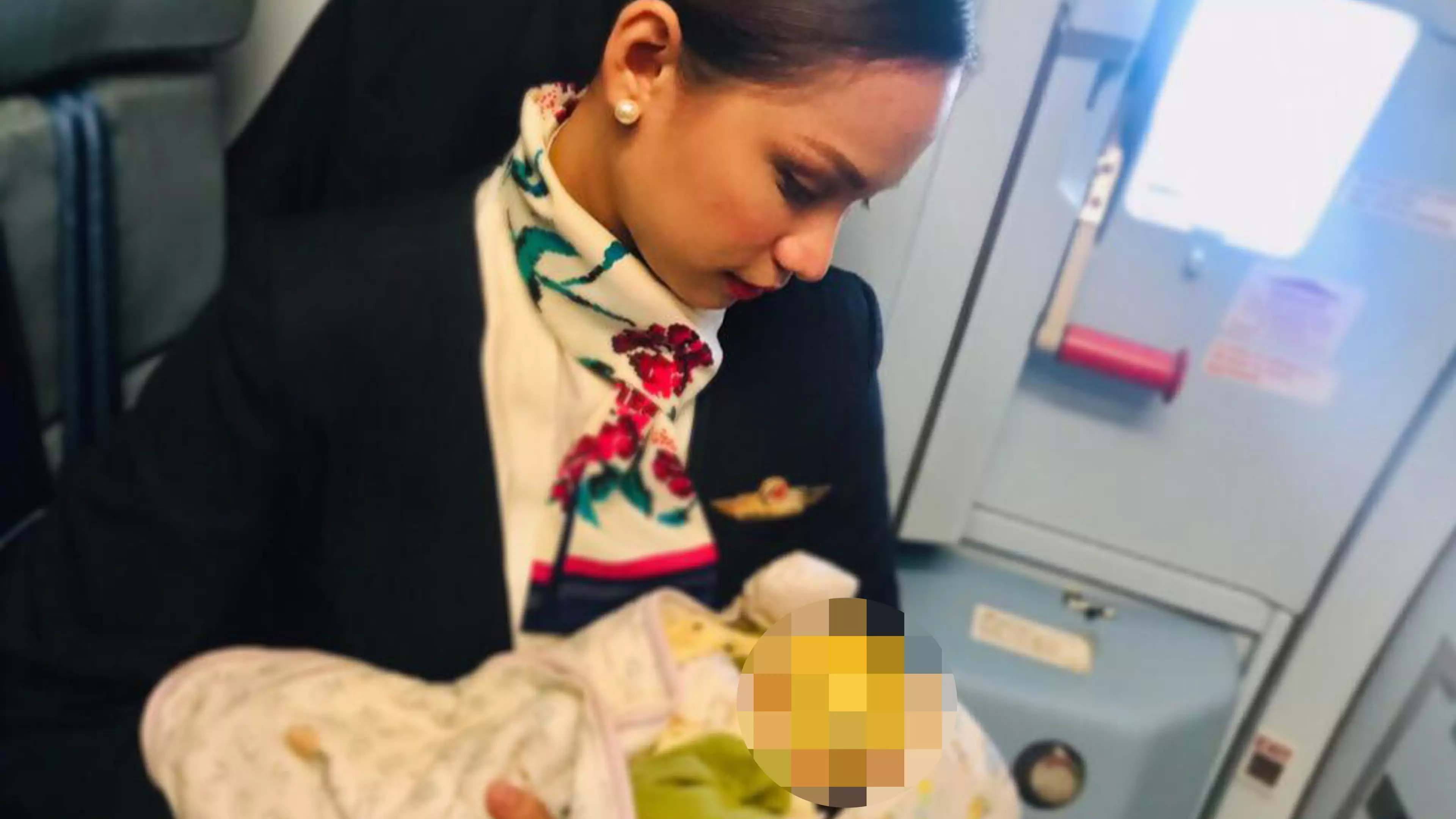 Breastfeeding Flight Attendant on Philippine Airlines Flight Steps In To Feed Passenger’s Hungry Baby 
