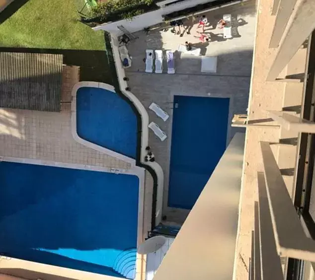 Kirsty was found dead by this pool in a Benidorm resort (Supplied)