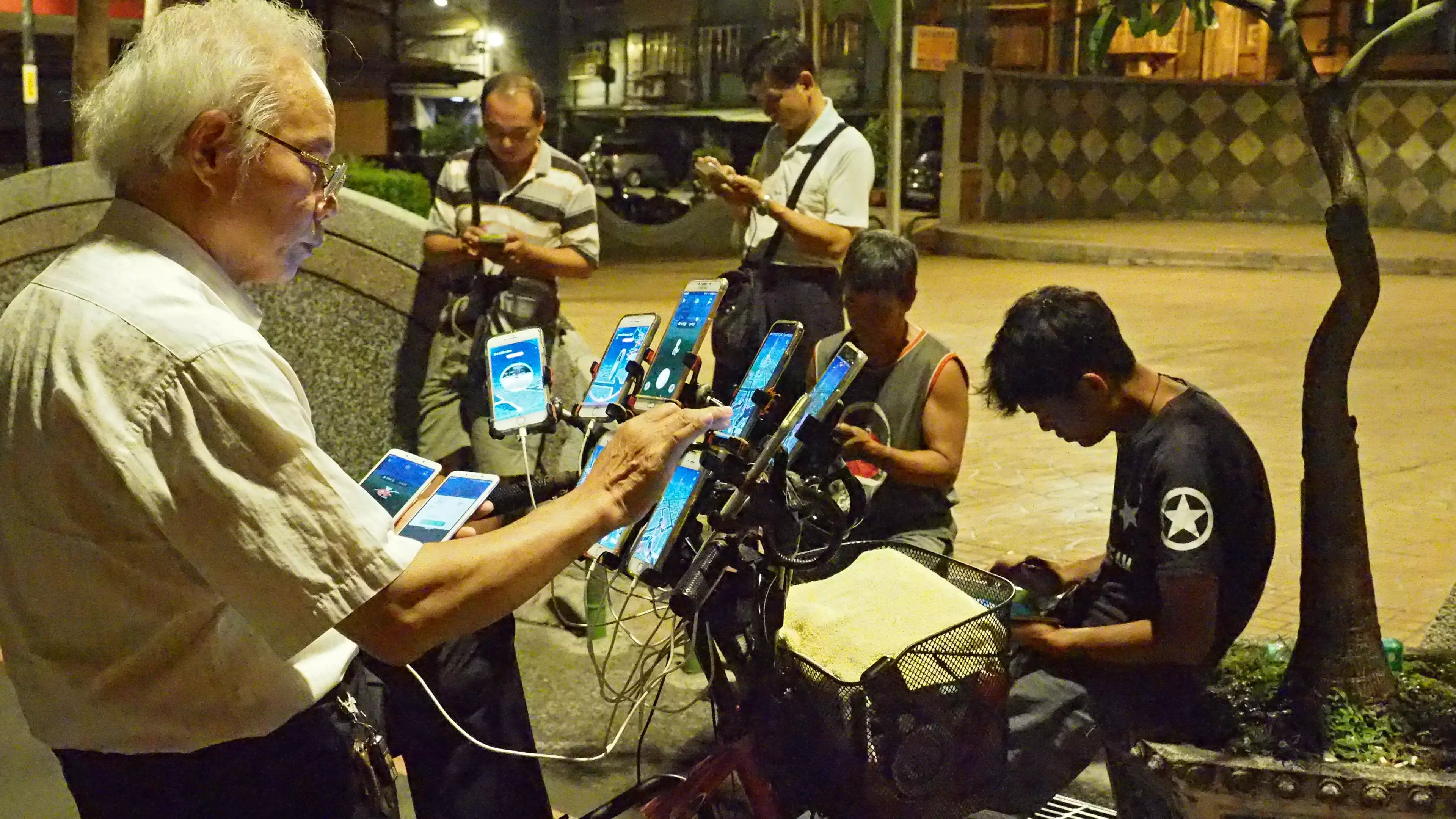 This Pensioner Uses 11 Smartphones Simultaneously To Play 'Pokemon Go' 