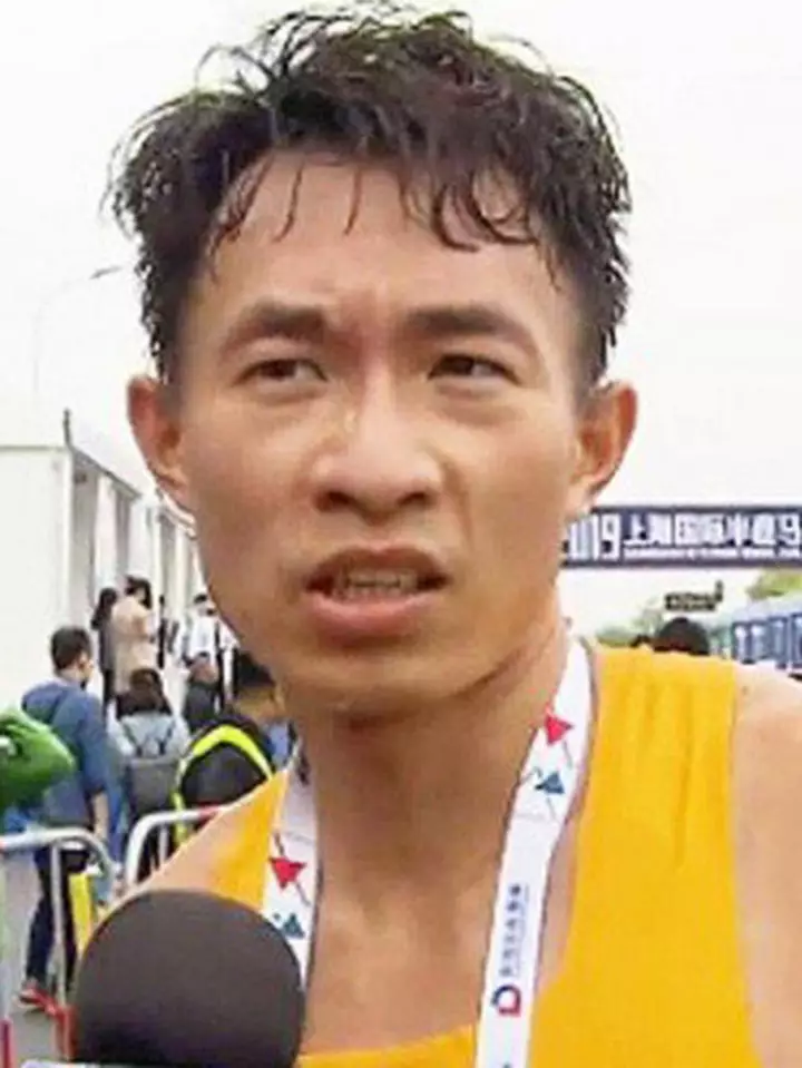 Wu was competing in the Shanghai Half-Marathon when he felt the urge for a number two.