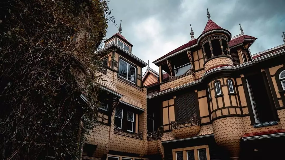 You Can Now Do A Virtual Tour Of California's Most Famous Haunted House