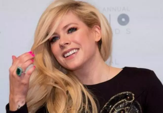 Avril Lavigne Died In 2003 And Was Replaced By A Doppelgänger, Apparently