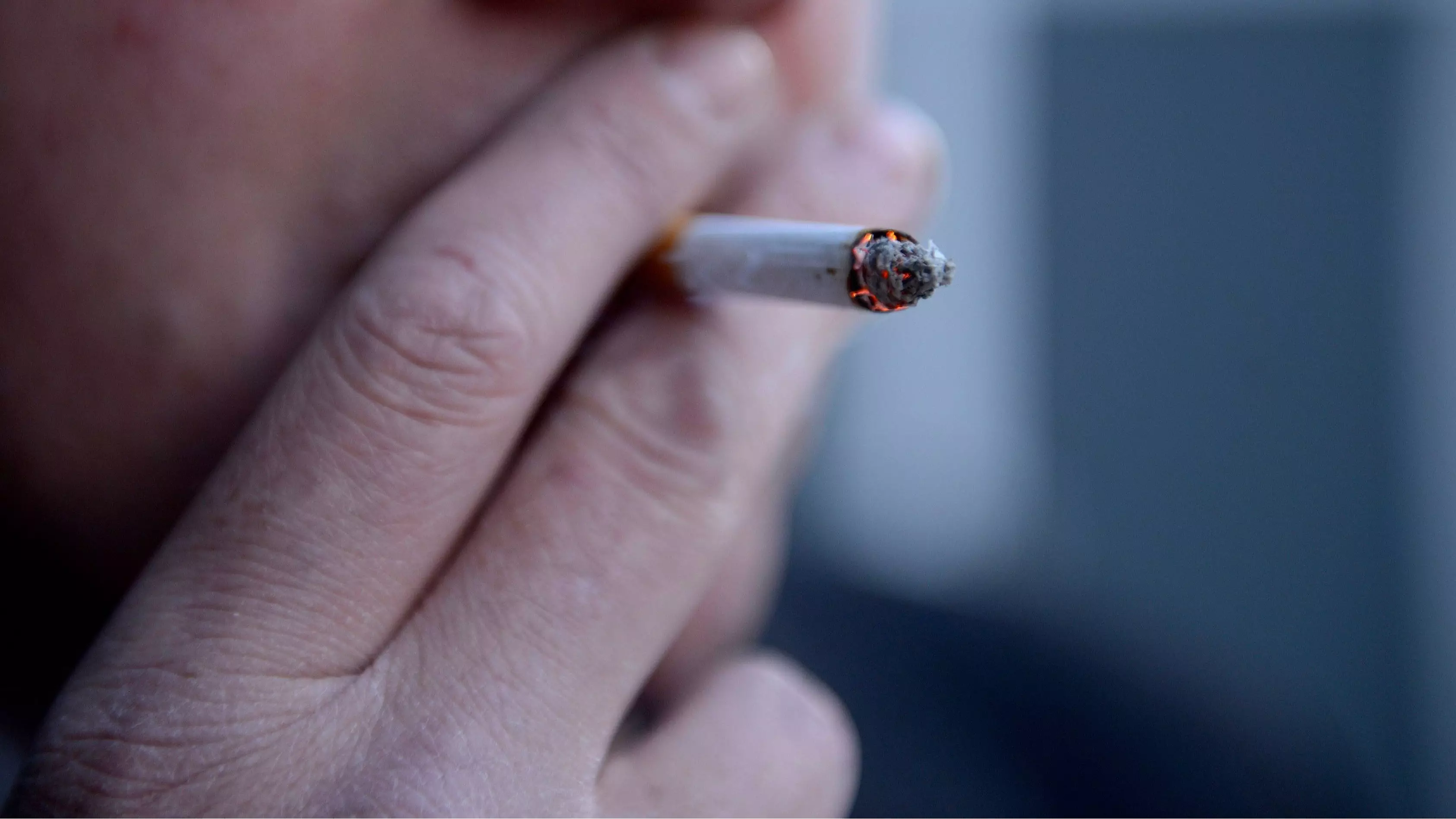 Smoking Should Be Banned To All Under 21s Around The World, Experts Say