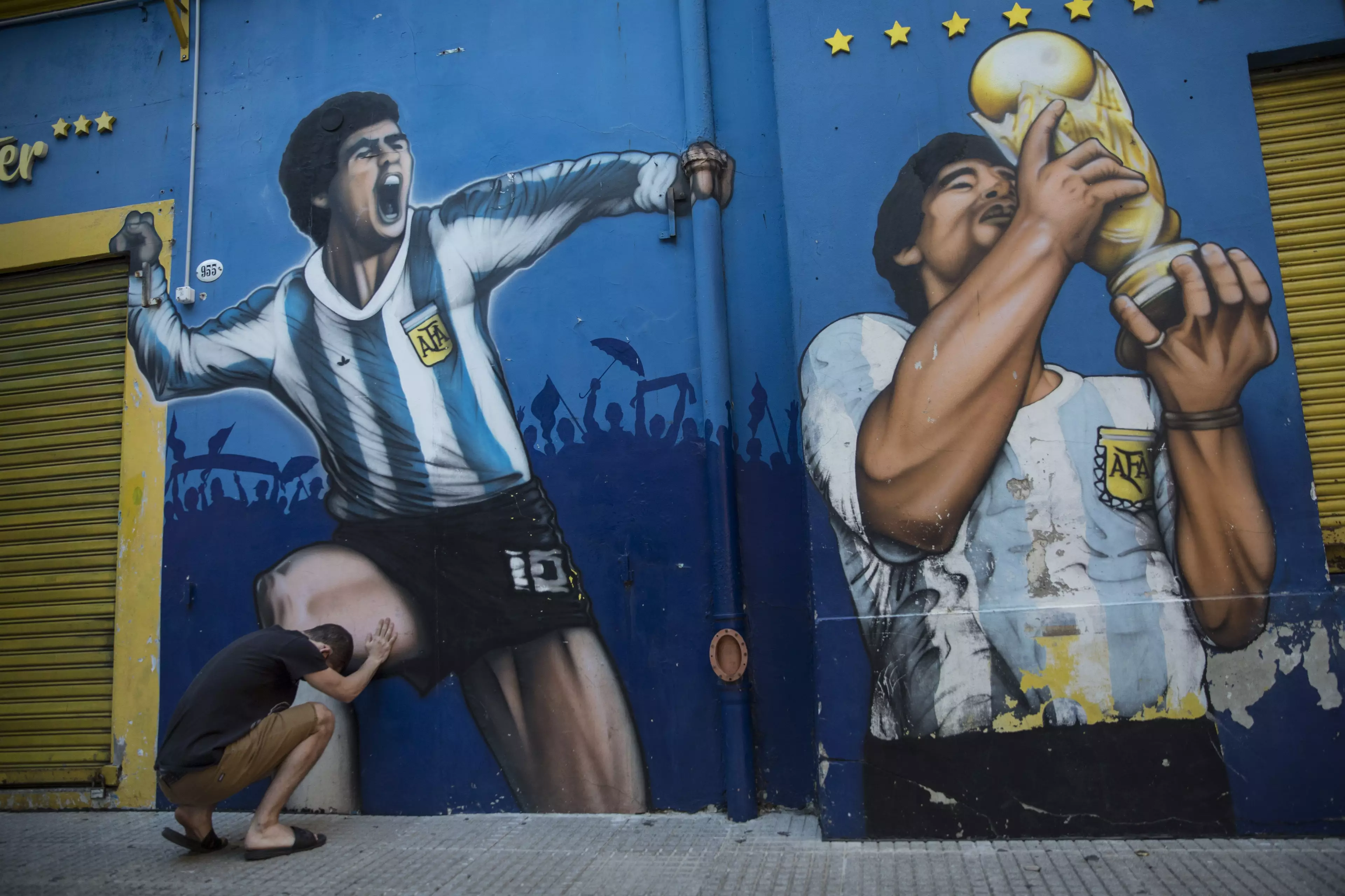 A fan mourns the loss of the Argentine world cup winner.