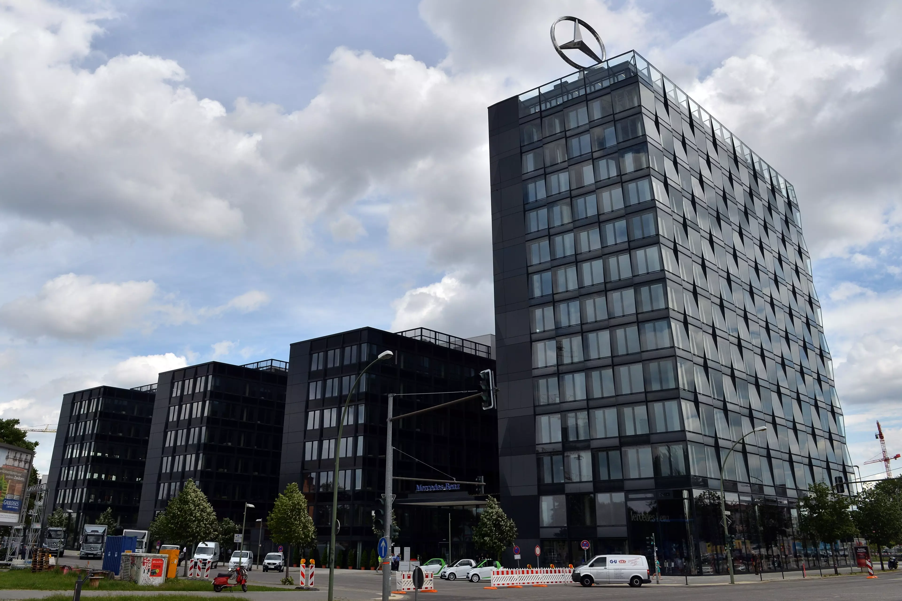 Mrs Huo flew to Mercedes-Benz's headquarters in Stuttgart, Germany, to complain.