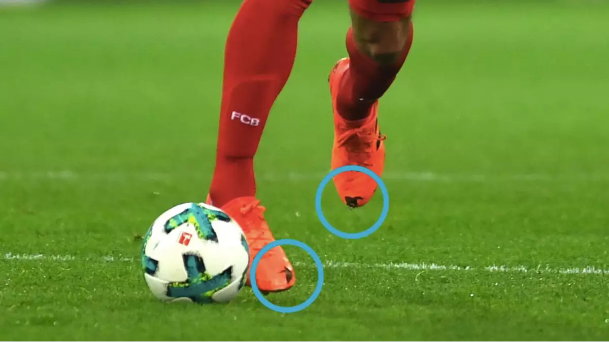 The Reason Mats Hummels Cut Holes In Both Of His Boots vs Dortmund 