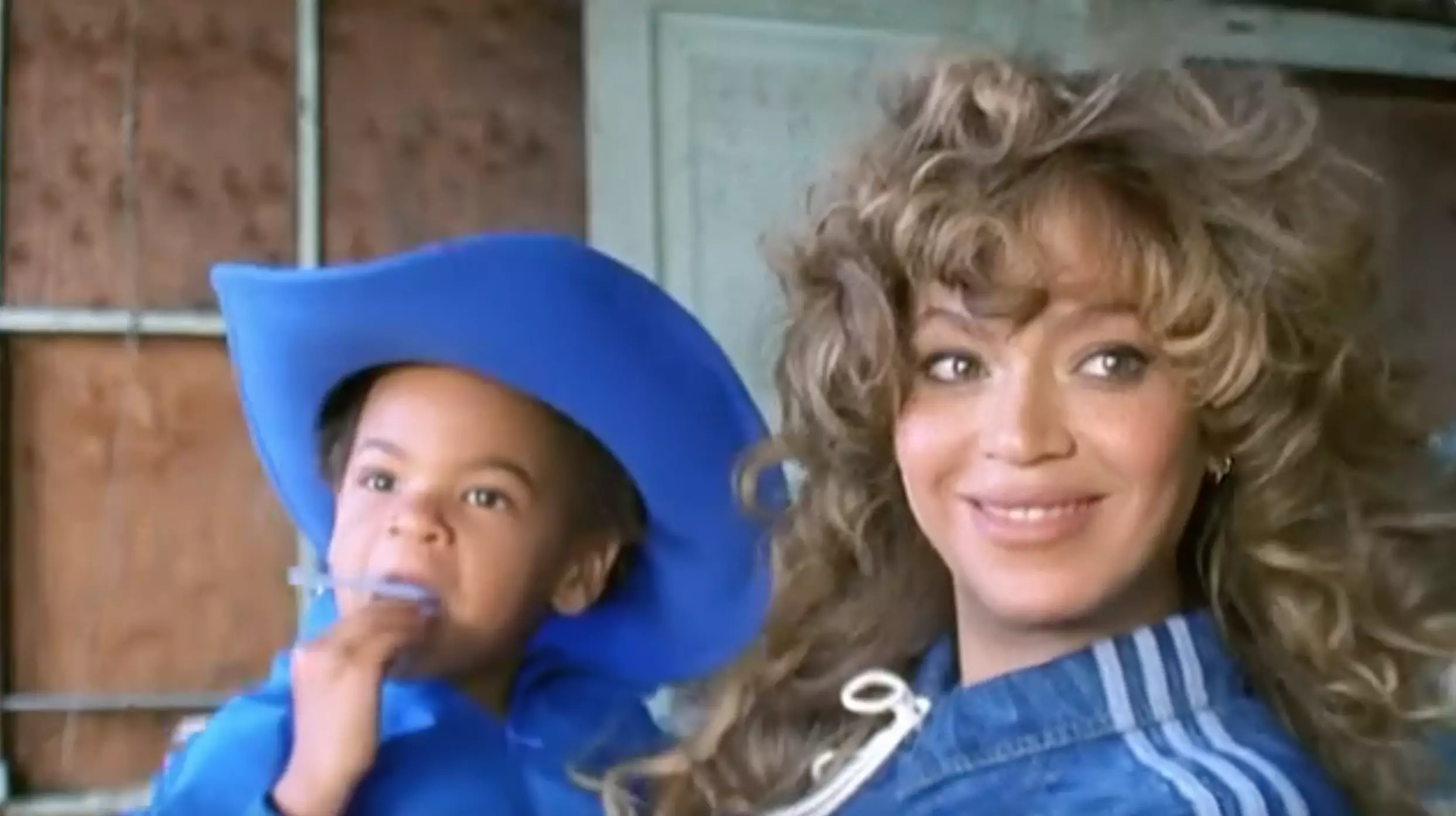 The four-year-old twins Rumi and Sir make rare appearance in the video (