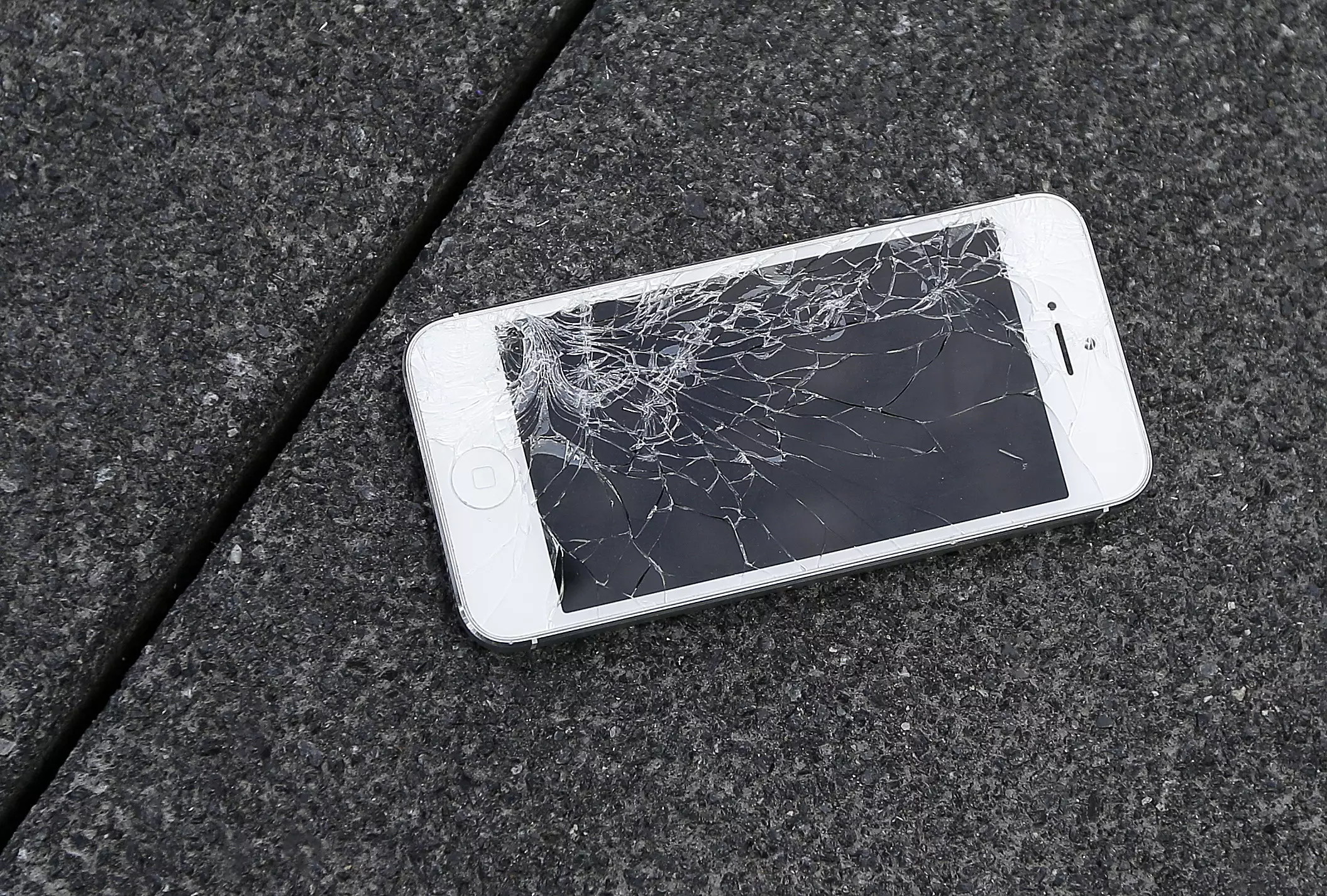 UK Scientists May Have Just Created An ‘Unbreakable’ Mobile Phone Screen