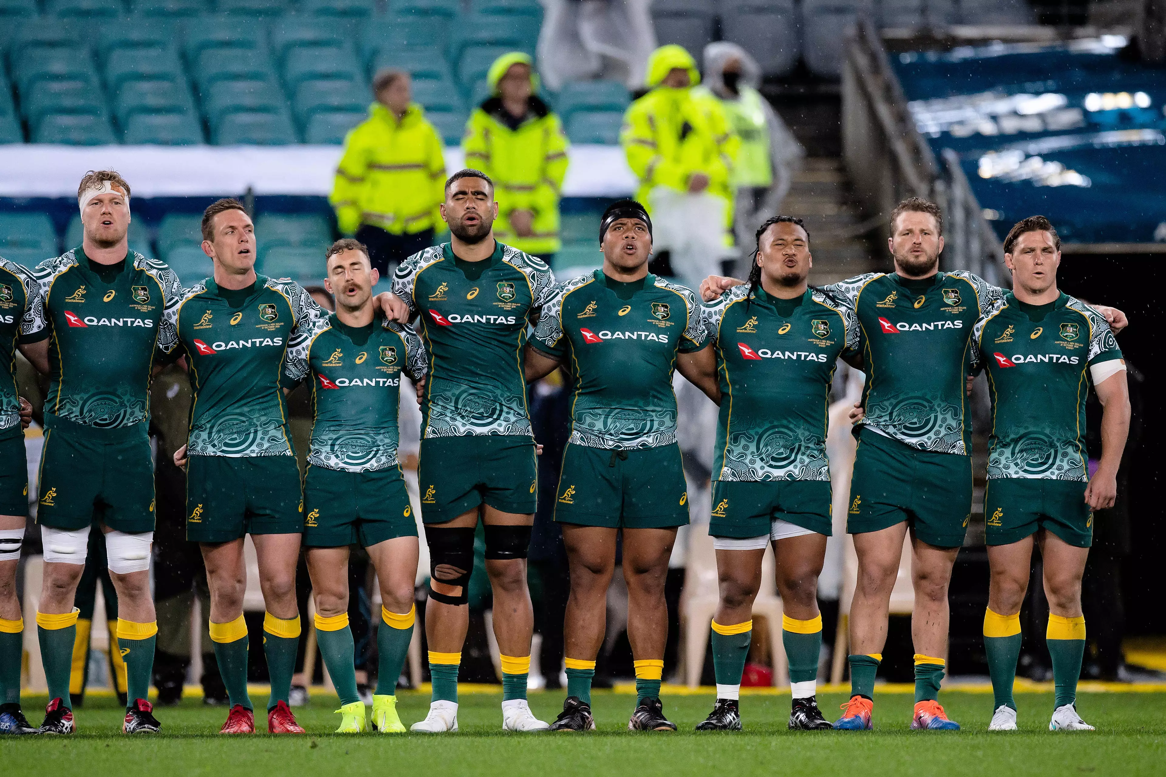 The Wallabies sing along to the anthem.