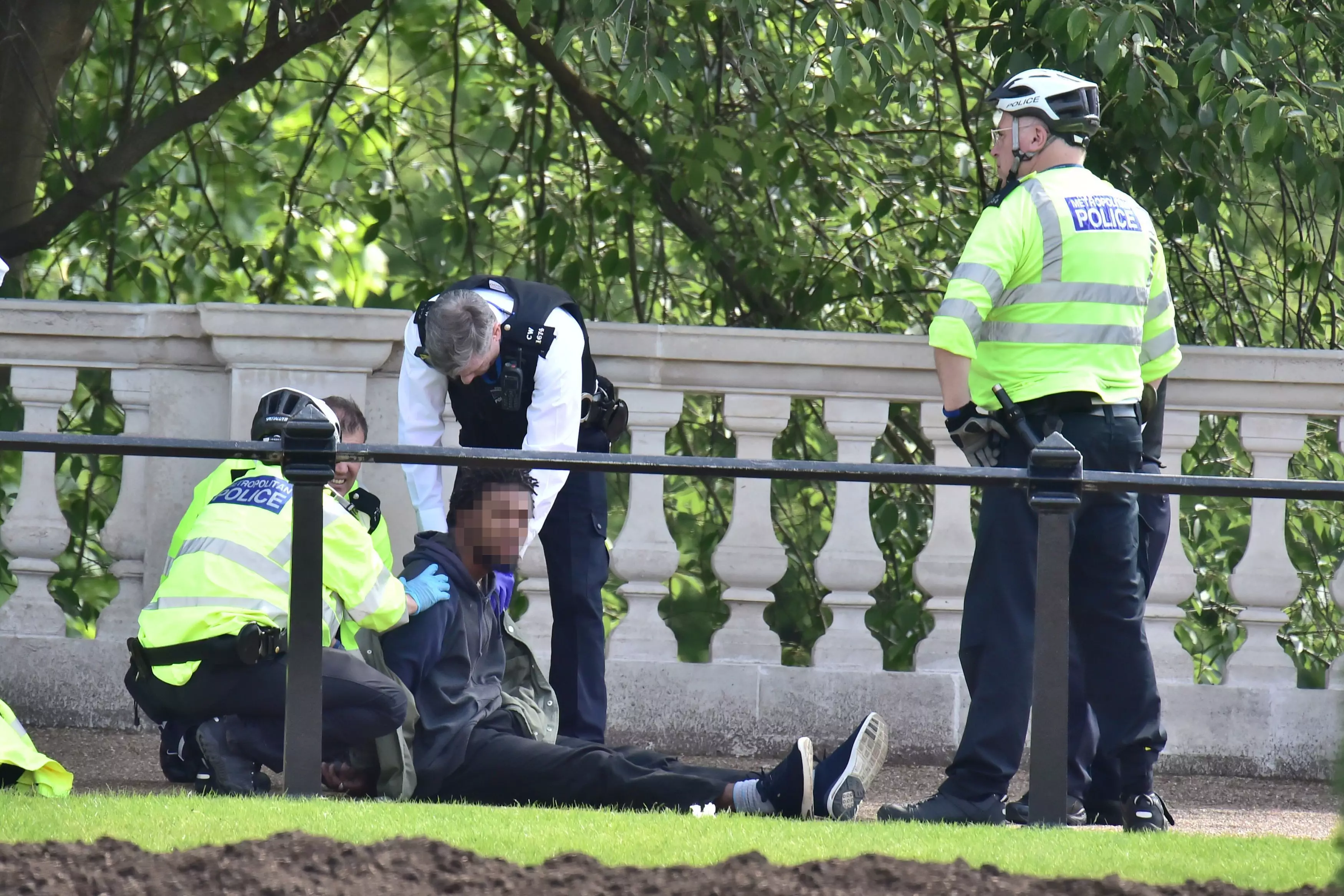 Man with knife outside Buckingham Palace