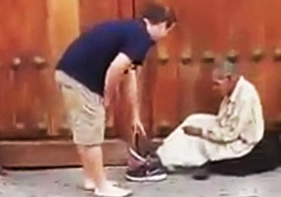 Tourist Gives Beggar His Shoes Because He's A Top Lad