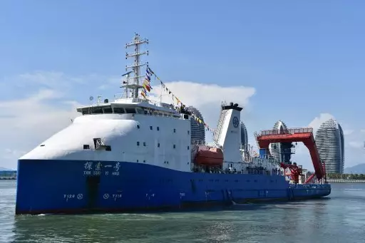 The oceanic research vessel returns to the home port after a team of 59 Chinese researchers completed a deep-sea research mission.