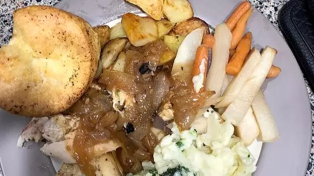American Woman Divides The UK With Her Attempt At A Roast Dinner