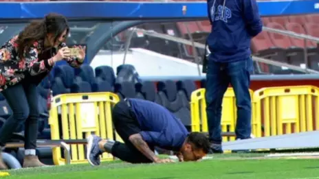 WATCH: Dani Alves Returns To The Nou Camp By Kissing The Turf